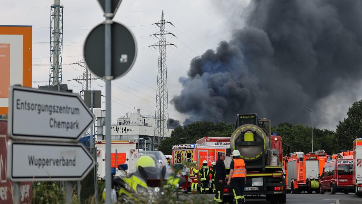 Einsatzfahrzeuge von Feuerwehr und  Rettungsdienst sind am Unglückstag unweit einer Zufahrt zum Chempark zu sehen.