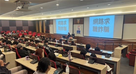 士林分局密集在轄內文化大學向學生宣導反詐騙及反毒，維護學校安全環境。（圖/記者 張泓笙翻攝）