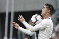 Cristiano Ronaldo de Juventus controla el balón en el partido de la Serie A ante Fiorentina, el sábado 20 de abril de 2019. (AP Foto/Luca Bruno)