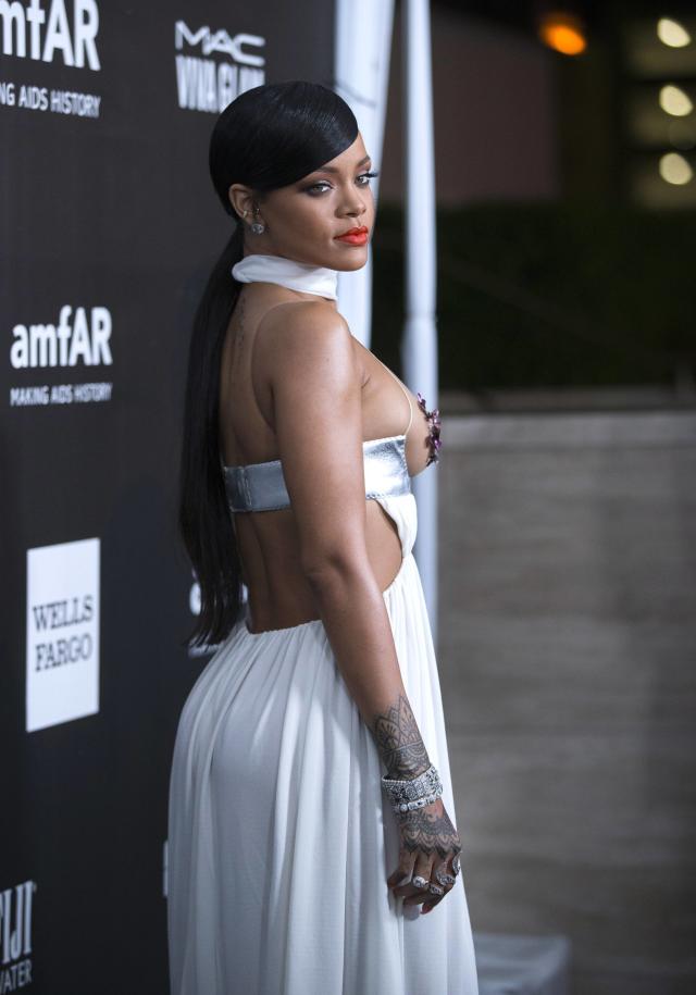 A Rihanna por poco se le escapa una boob de su apretado escote (FOTOS)