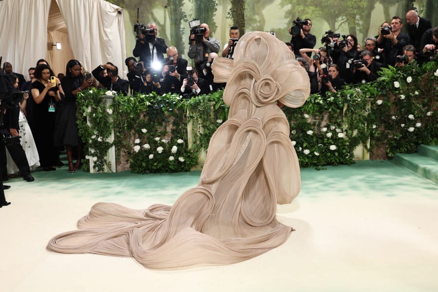 Met Gala 2024 Mindy Kaling Is a Melting Flower of Time