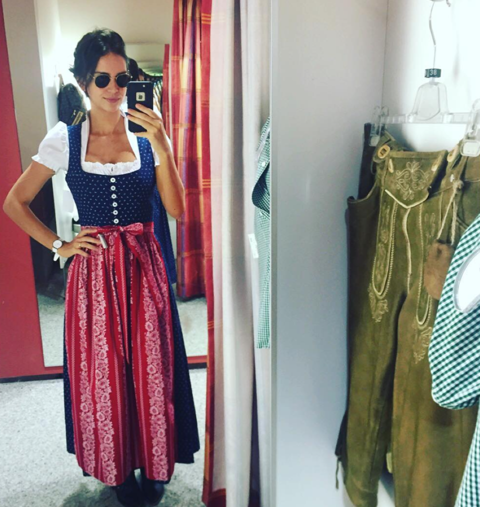 Look autóctono. “Aquí, probando mi nuevo dirndl para la fiesta”, escribió con esta foto, en la que luce un clásico vestido femenino bávaro y austríaco. - Foto: Instagram.com/zaira.nara