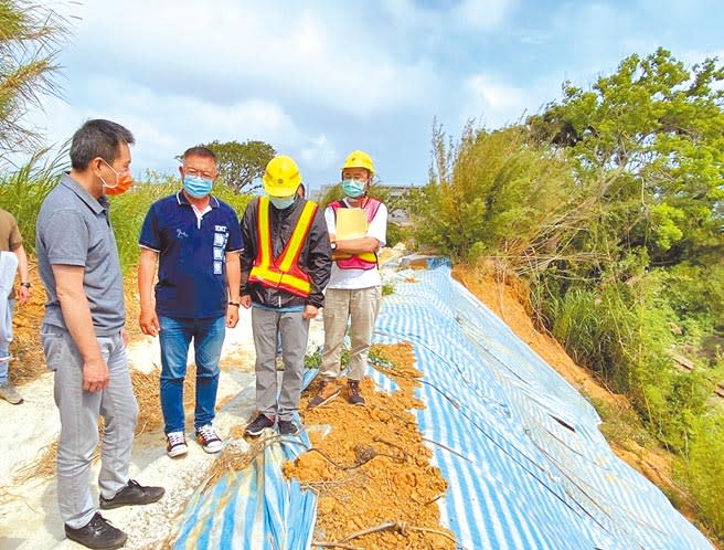 立委林為洲（左）、新竹縣議員陳凱榮22日會勘台鐵新豐南路段邊坡，敦促台鐵盡速施工，慎防機具掉落。（莊旻靜攝）