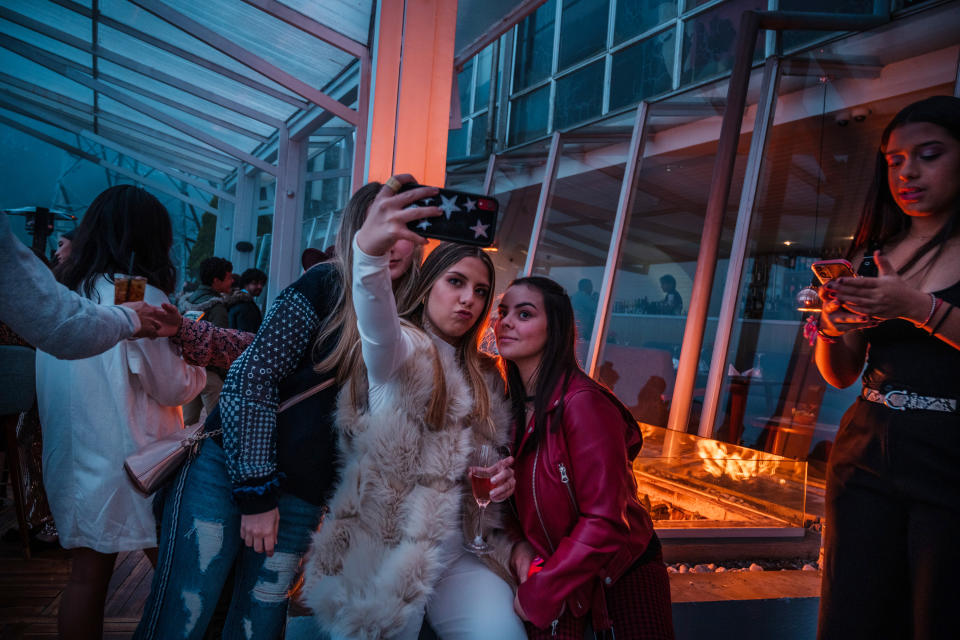 Adolescentes se toman una selfie durante una fiesta de cumpleaños en un bar en Caracas, Venezuela, 20 de diciembre de 2019. (Adriana Loureiro Fernández / The New York Times)