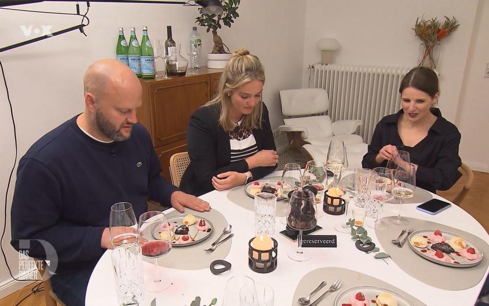 Zum Glück ist der misslungene Brownie von Himbeer-Espuma und Vanille-Salzkaramell-Parfait umgeben. (Bild: RTL)