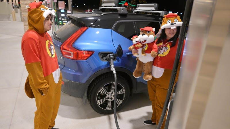 Ricky Nguyen, left, and his wife Lisa fill up their gas tank at the newly opened Buc-ees Travel Center in Johnstown, Colorado on March 18, 2024. Established in 1982, Buc-ees has expanded to 34 stores in Texas and 14 others across different states. The Johnstown outlet marks Buc-ees debut in Colorado. - Photo: RJ Sangosti/MediaNews Group/The Denver Post (Getty Images)