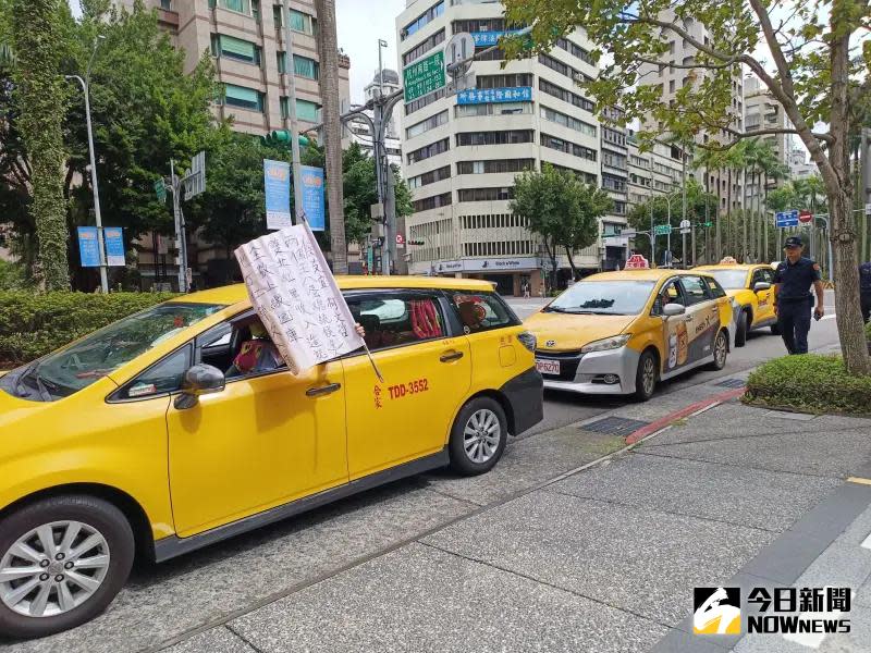 ▲因不滿違停記點新制，日前計程車、遊覽車、貨車等職業駕駛動員百輛車包圍交通部，喊話生計遭到威脅。（示意圖，非新聞當事人／記者許若茵攝，2023.10.31）