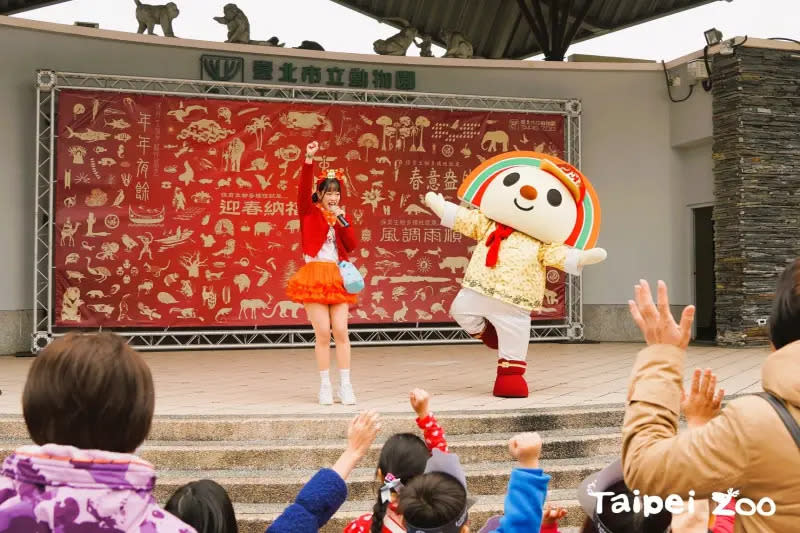 ▲春節照常開園！北市動物園初一擠滿人　贈「限量山椒魚開運紅包」。（圖／北市動物園）