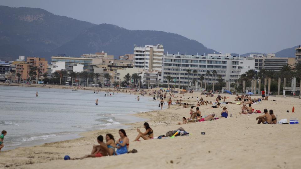 Menschen sonnen sich am Strand von Arenal auf Mallorca. Noch vor den Sommerferien soll die Reisefreiheit in der EU weitgehend zurückkehren.