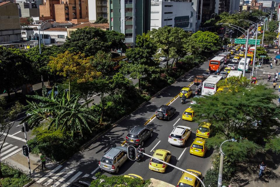 Medellín se ha llenado de grandes corredores verdes para luchar contra el cambio climático. (Photo by JOAQUIN SARMIENTO/AFP via Getty Images)