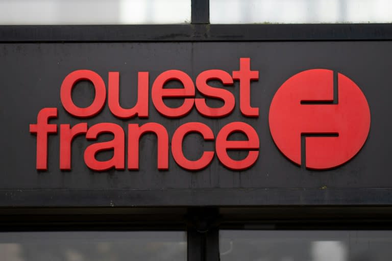 La grève lancée jeudi au quotidien Ouest-France pour obtenir des hausses de salaires, a pris fin vendredi soir après un accord et le premier quotidien payant français était de retour dans les kiosques samedi (LOIC VENANCE)