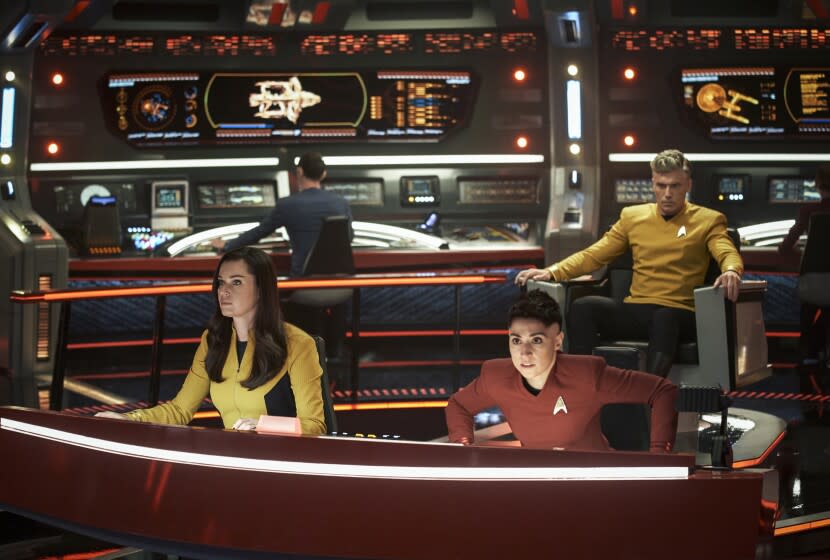 En esta imagen difundida por Paramount+, de izquierda a derecha, Rebecca Romijn como Una, Ethan Peck como Spock, Melissa Navia como Ortegas y Anson Mount como Pike en una escena de la serie "Star Trek: Strange New Worlds". (Marni Grossman/Paramount+ vía AP)