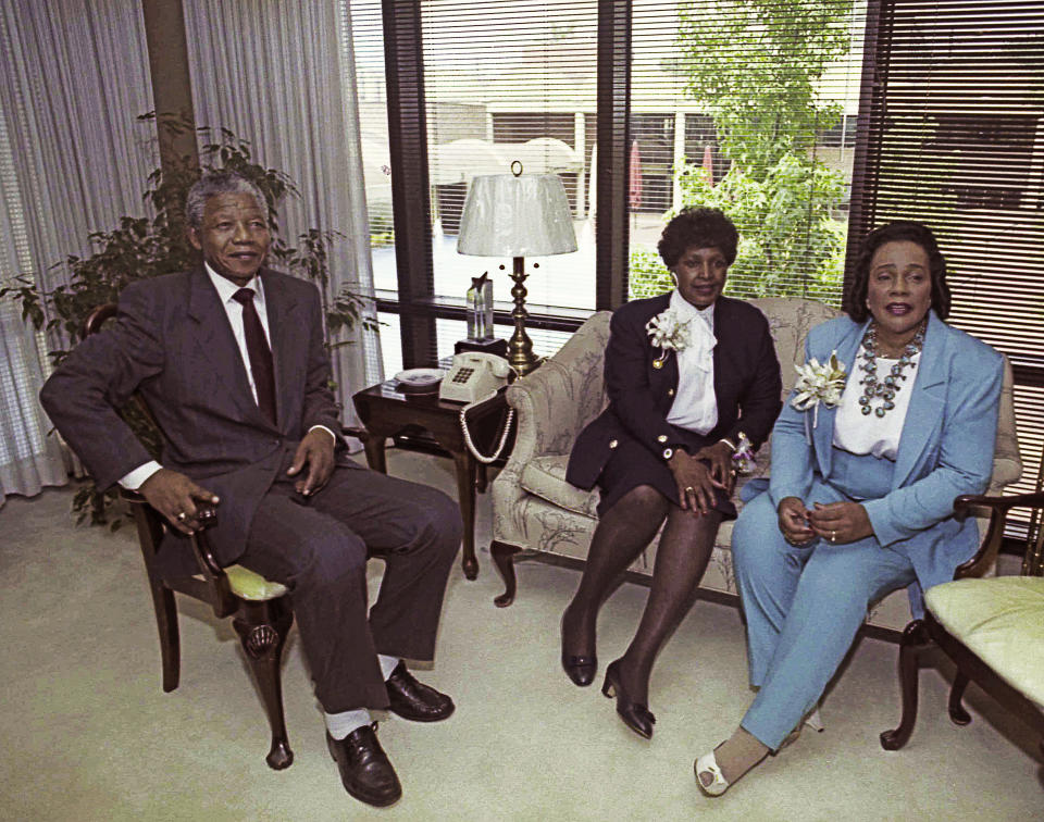 [UNVERIFIED CONTENT] Nelson Mandela and his former wife Winnie Mandela are guests of Coretta Scott King at the Martin Luther King Jr. Center in 1990