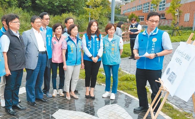 新竹縣政府向體育署爭取經費，建設竹東全民運動館，縣長楊文科（左二）、立委林思銘（左一）日前前往現址勘查。（莊旻靜攝）