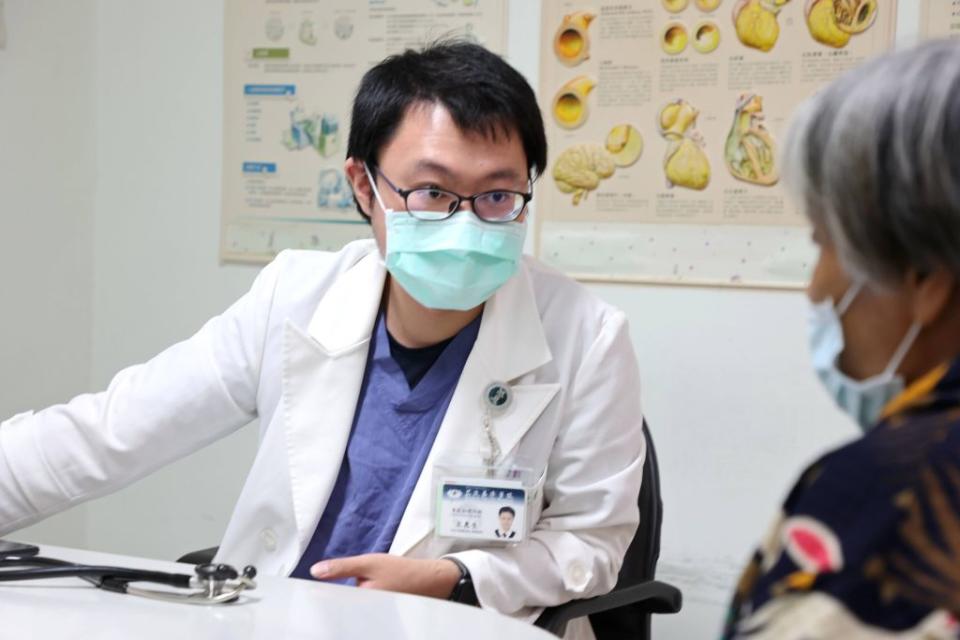 醫師王惠生提醒，心肌炎不易有特殊預防方式，也沒有特定好發族群，預防病毒或細菌感染及注意個人衛生，有助於降低相關心肌炎風險。（花蓮慈濟醫院提供）