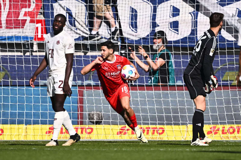 Heidenheim's Kevin Sessa (C) celebrates scoring his side's first goal during the German Bundesliga soccer match between 1. FC Heidenheim and Bayern Munich at Voith-Arena. Tom Weller/dpa