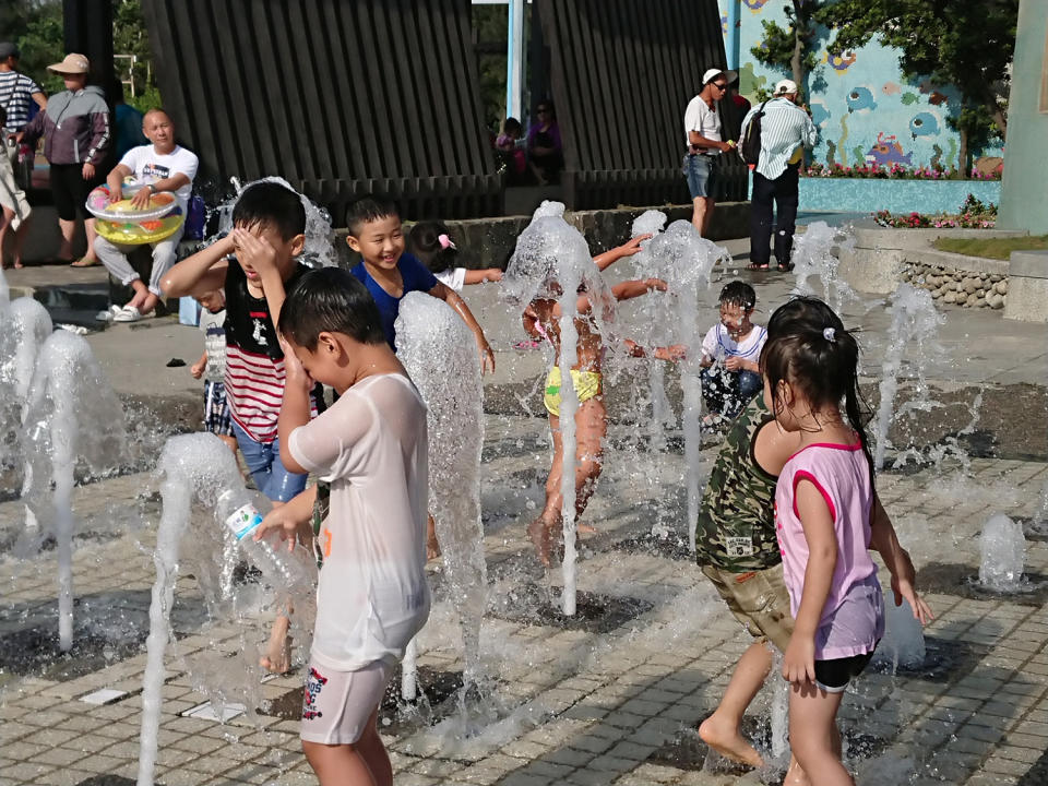 噴泉水柱非常受小孩子歡迎。   圖：台中市觀光局／提供