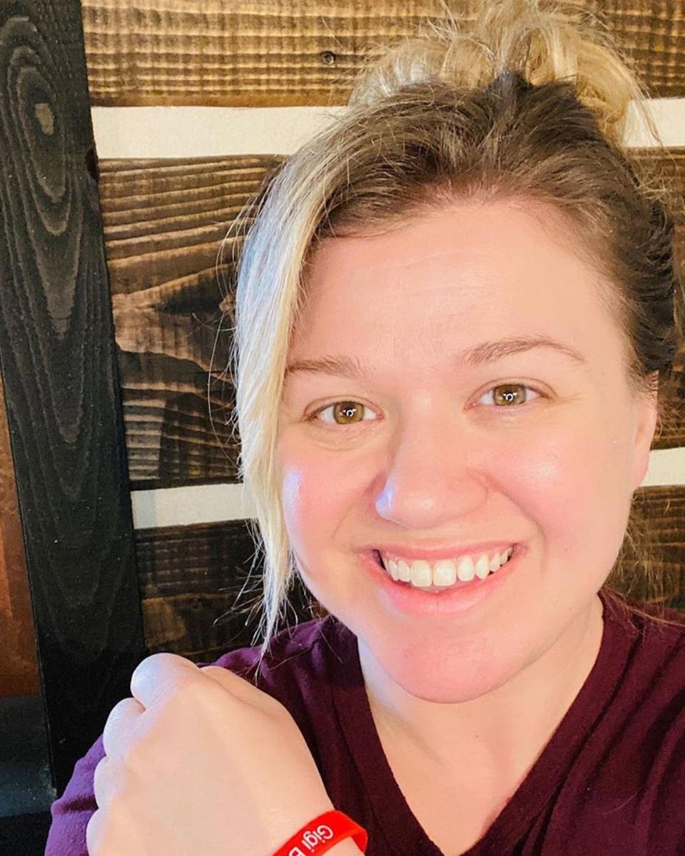 Kelly Clarkson Makeup Free