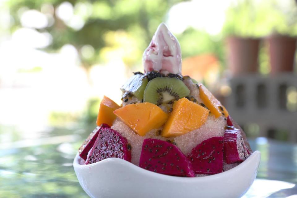 「百香果水果冰」用上新鮮大塊的火龍果、芒果與奇異果，淋上香氣十足的百香果糖漿與一球自製霜淇淋，吃完超級滿足。（150元／份）