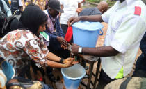 A Congolese health worker instructs residents about washing their hands as a preventive measure against Ebola in Mbandaka, Democratic Republic of Congo May 19, 2018. REUTERS/Kenny Katombe