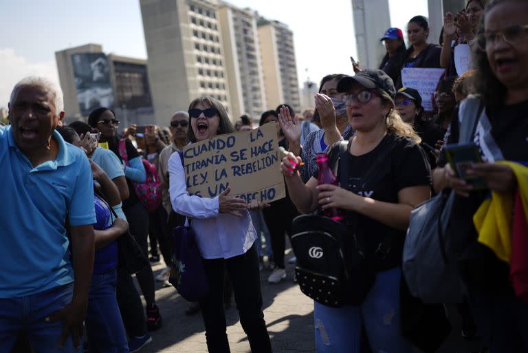 Profesores, funcionarios y pensionistas marchan para pedir mayores salarios y pensiones (AP Foto/Ariana Cubillos)