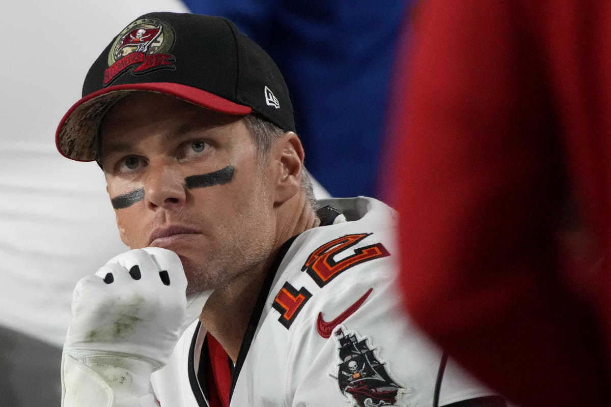 Tom Brady reacts to J.D. Martinez's T-shirt of Bucs QB