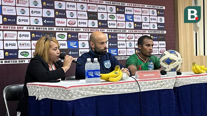 Pelatih Bangladesh, Javier Fernandez Cabrera dalam sesi konferensi pers usai pertandingan. (Bola.com/Muhammad Faqih)
