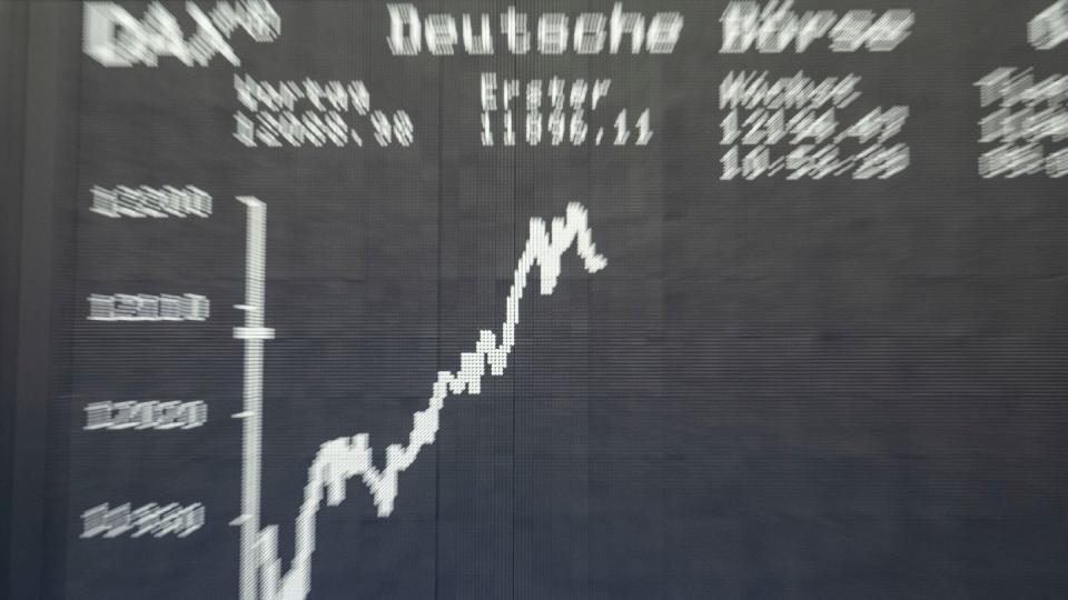 Die Dax-Kurve wird im Handelssaal der Frankfurter Börse auf der großen Tafel angezeigt.