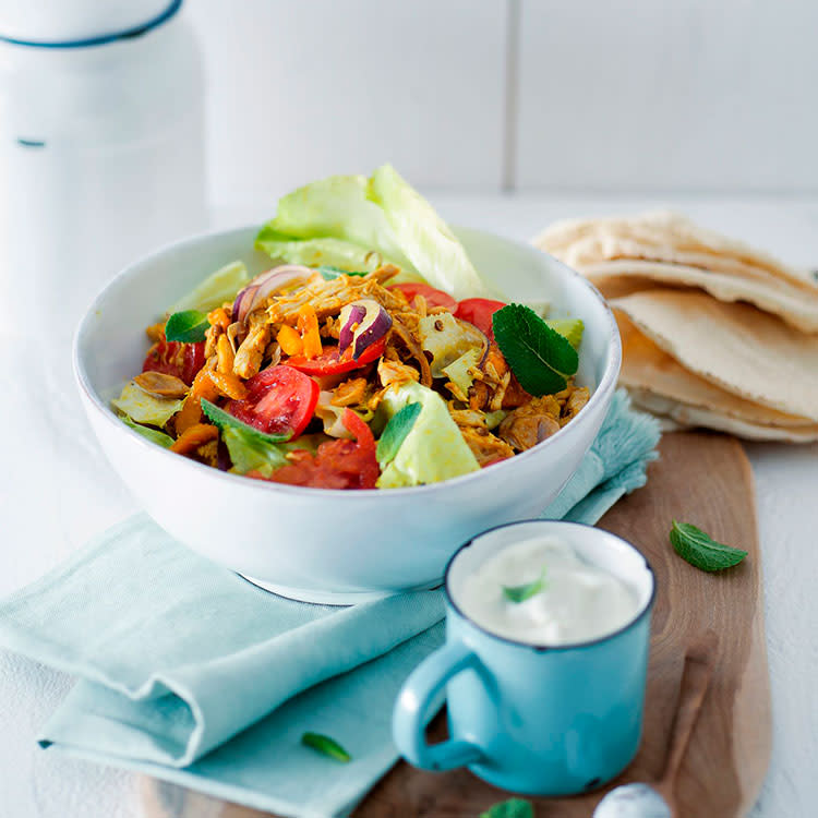 Ensalada de pollo y salsa de yogur