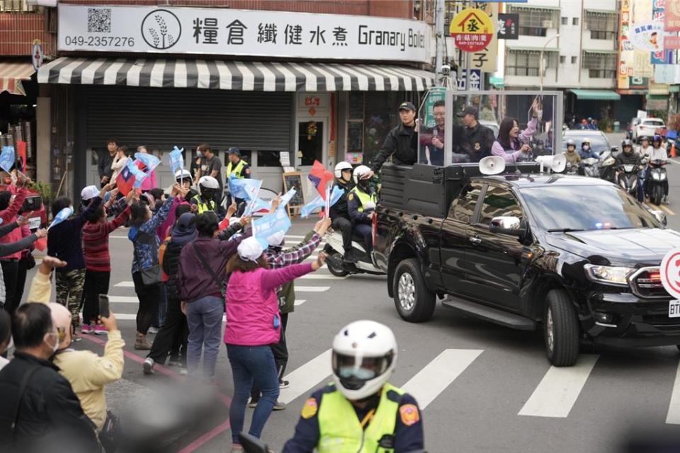 趙少康陪南投一選區立委候選人馬文君車掃拜票，支持者揮旗幟高喊「台灣平安人民侯康」、「馬文君，凍蒜」！（國民黨南投縣黨部提供／楊靜茹南投傳真）