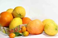 <p>Limones, naranjas, toronjas, limas, etc., todas son ricas en antioxidantes, vitamina C y ácido fólico, y como hemos mencionado anteriormente, serían esenciales para una buena salud sexual masculina. Además, <em>Medical News Today</em> recoge que serían útiles para ayudar a mantener más tiempo una erección. <em>Foto: gabrielabertolini / Getty Images.</em> </p>