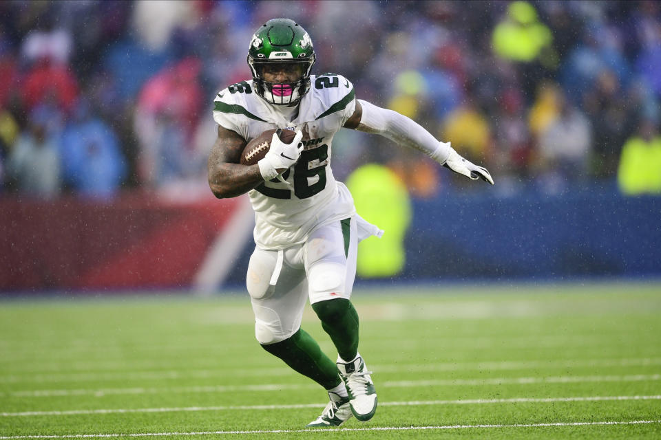 FILE - In this Sunday, Dec. 29, 2019, file photo, New York Jets running back Le'Veon Bell (26) runs against the Buffalo Bills during an NFL football game in Orchard Park, N.Y. Bell has his sights set on a big-time bounce back. The New York Jets star running back put up pedestrian numbers last season after sitting out a year in a contract dispute with the Pittsburgh Steelers. Bell say he's now in the best shape of his career and can't wait to show it on the field. (AP Photo/David Dermer, File)