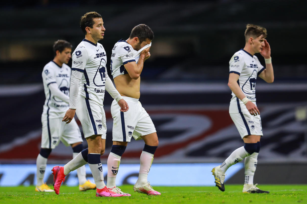 MEXICO CITY, MEXICO - DECEMBER 03: Players of Pumas react at halftime during the semifinal first leg match between Cruz Azul and Pumas UNAM as part of the Torneo Guard1anes 2020 Liga MX at Azteca Stadium on December 03, 2020 in Mexico City, Mexico. (Photo by Manuel Velasquez/Getty Images)