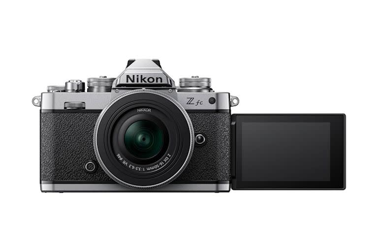 Con estilo retro: así es Nikon Z FC, el modelo digital que el diseño de las antiguas cámaras fotográficas