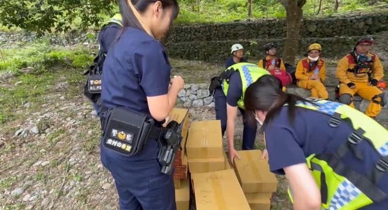 警方清點空投物資。（圖／警方提供）