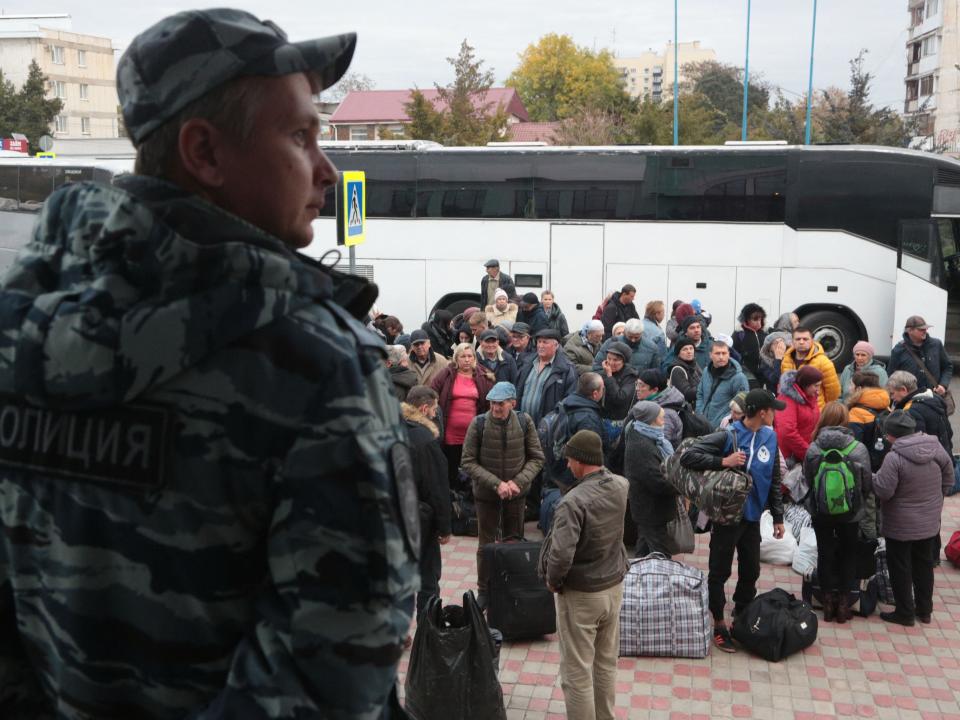 Жители Херсона, ожидающие дальнейшей эвакуации, прибывают в глубь России на железнодорожную станцию ​​Джанкой в ​​Крыму 21 октября 2022 года.