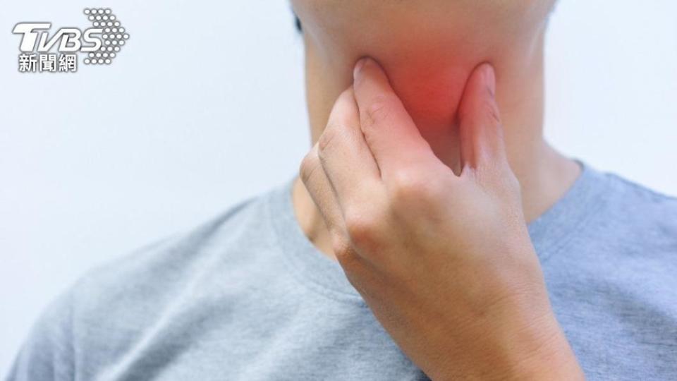 網友第一次確診時，喉嚨痛了快一週。（示意圖／shutterstock達志影像）