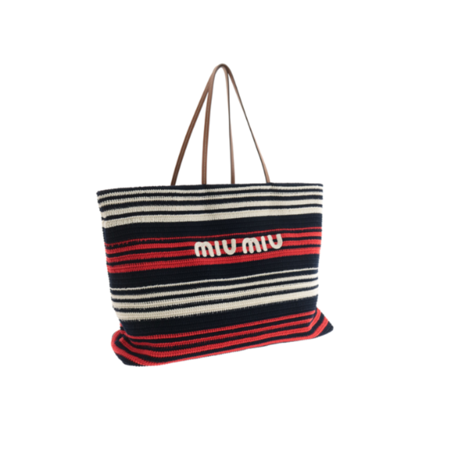 miu miu鉤織托特包，NT$72,000。（miu miu提供）