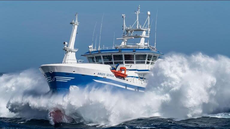 El lunes por la tarde, el barco pesquero “Argos Georgia” navegaba cerca de las Islas Malvinas en busca de merluza negra cuando sufrió una rotura del saco y terminó hundiéndose