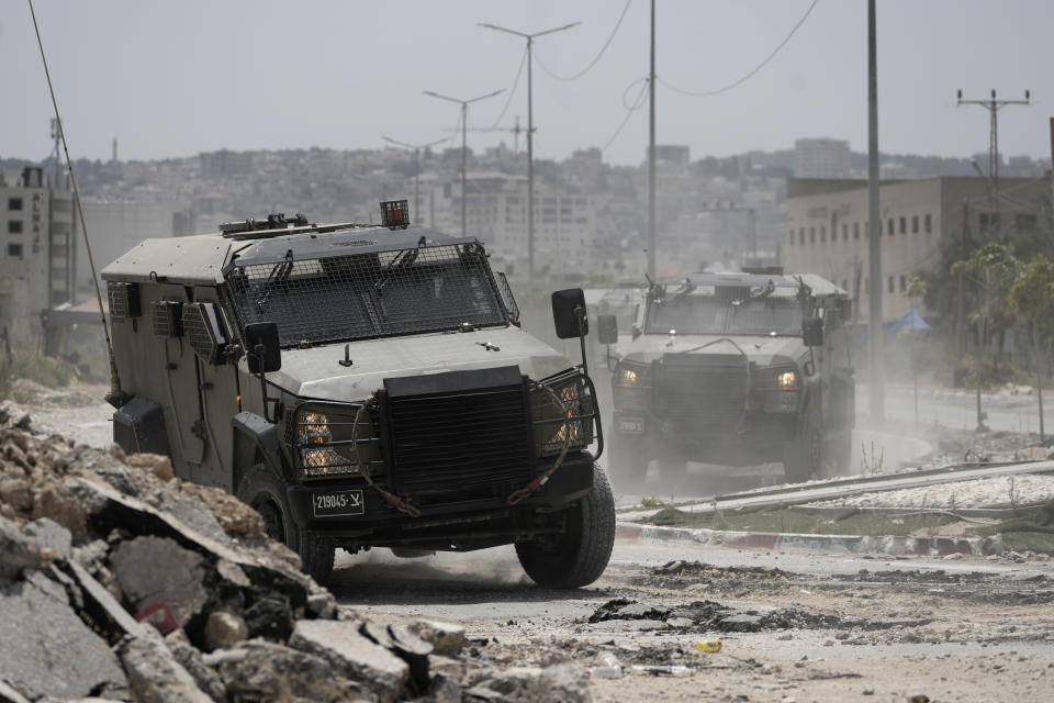 Vehículos militares israelíes participan en una operación en la ciudad cisjordana de Yenín, el viernes 5 de julio de 2024. (AP Foto/Majdi Mohammed)