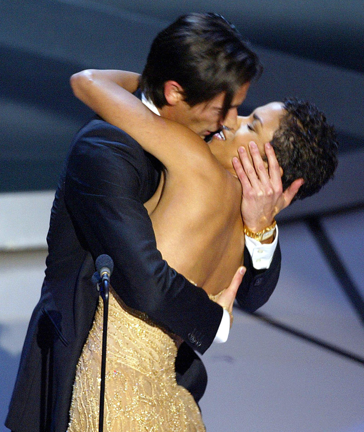 Actor Adrien Brody kisses presenter Actr (Timothy A. Clary / AFP via Getty Images)