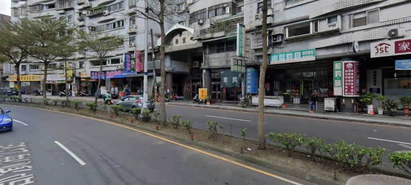 ▲基隆一名邱姓男子因不滿店家堆放雜物在騎樓，遂連續檢舉，導致該店被開罰15萬元。(示意圖／翻攝google地圖)