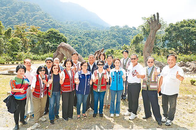 台中市長盧秀燕20日展開和平專案，前往雪山坑環線步道視察工程，並在景點「巨人之手」合影。（陳淑娥攝）