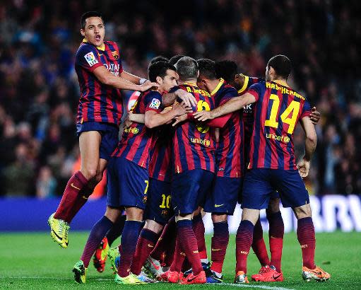 Los futbolistas del Barcelona festejan el gol del argentino Lionel Messi, que le dio la victoria a su equipo frente al Athletic Club de Bilbao, el 20 de abril de 2014, en Barcelona (AFP | JOSEP LAGO)