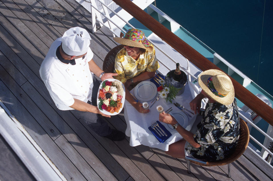 La comida de los cruceros no suele tener muy buena fama. Pero existen alternativas a bordo y si las planeas con tiempo te pueden salir por un buen precio. Foto: Getty Images.