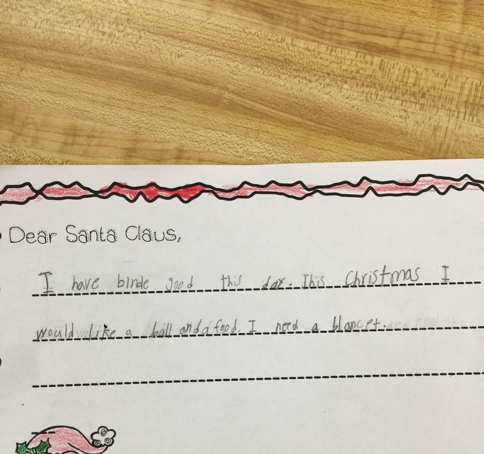 En esta carta a Santa Claus, una niña le pide una pelota, comida y una manta. (Foto: Facebook de Ruth Espiricueta)