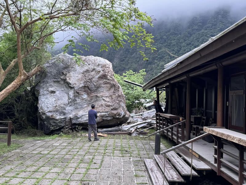 花蓮規模7.2強震重創太魯閣國家公園步道、公路，修復期無法估算，位在布洛灣的山月村文創旅宿，有巨石掉落，損失慘重，「村長」鄭明岡宣布結束營業。（圖／山月村提供）