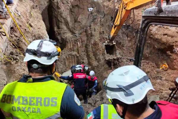 Labores de rescate de trabajadores sepultados en obra en Tehuantepec, Oaxaca.