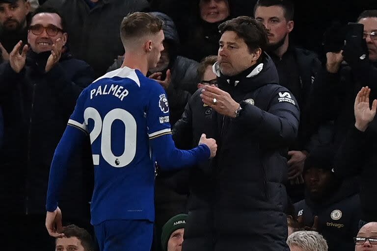 Mauricio Pochettino habla con Cole Palmer, jugador de Chelsea designado para los penales