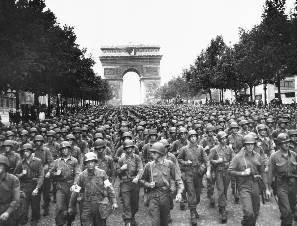 <p>US-Soldaten marschieren am 29. August 1944 – vier Tage nach der Befreiung Frankreichs im Zweiten Weltkrieg – die Pariser Champs Élysées hinunter. Im Hintergrund sieht man den Triumphbogen. Das Foto von Peter J. Carroll ist ein emotionales Zeugnis des Zweiten Weltkriegs. (Bild: AP Photo/Peter J. Carroll) </p>